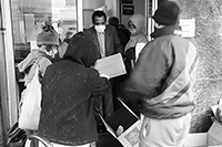 Food queues : Food lines : Hell's Kitchen : Streetlife, New York, Photo by Richard Moore